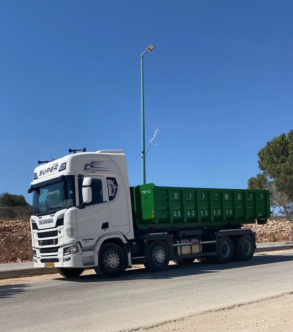 משאית רול־און עם מכולה ממותגת